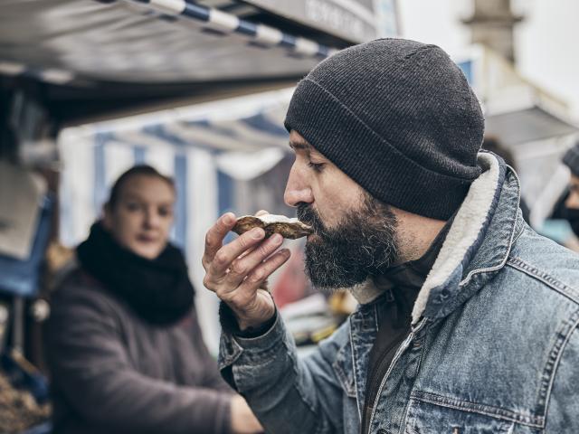 Degustation Au Marche Aux Huitres Port De La Houle Cancale Alexandre Lamoureux 2784