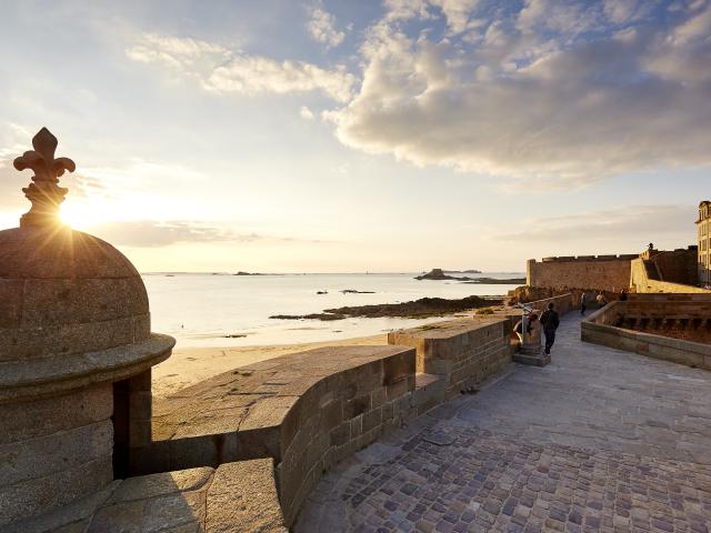 Promenade Sur Les Remparts St Malo Alexandre Lamoureux 12128