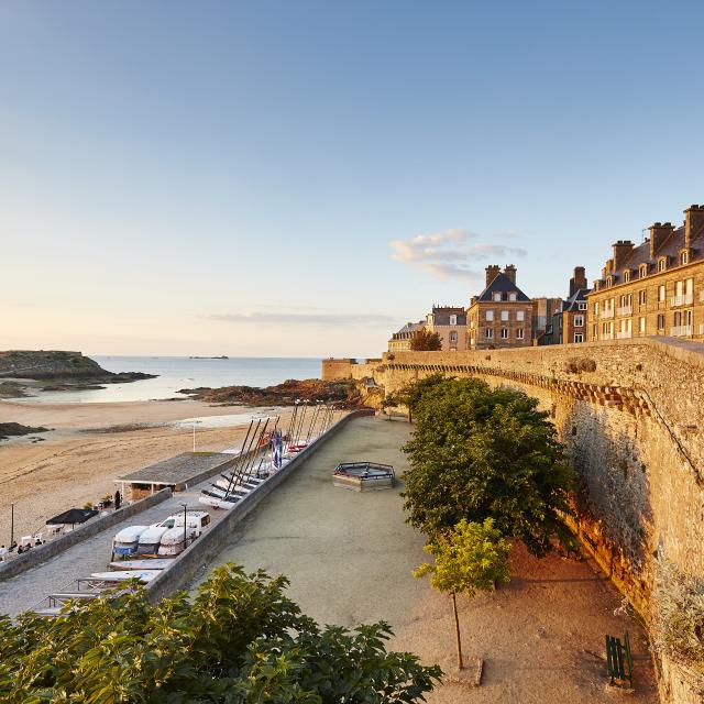 Promenade Sur Les Remparts St Malo Alexandre Lamoureux 12131