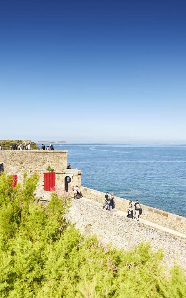 Promenade Sur Les Remparts St Malo Alexandre Lamoureux 12137