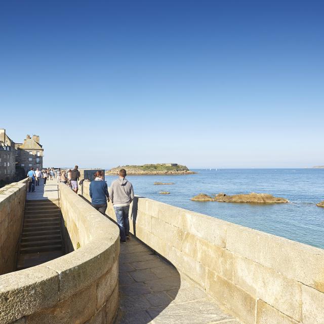 Promenade Sur Les Remparts St Malo Alexandre Lamoureux 12139