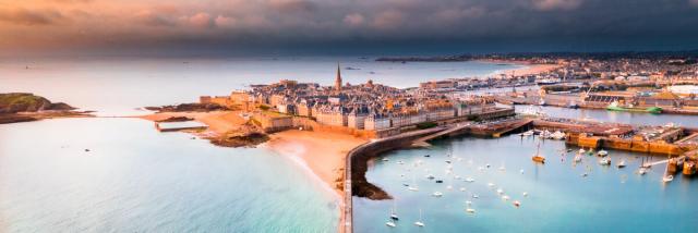 Uitzicht op Saint Malo Intra Muros From Le Mole Des Noires Saint Malo Loic Lagarde 666 1200px