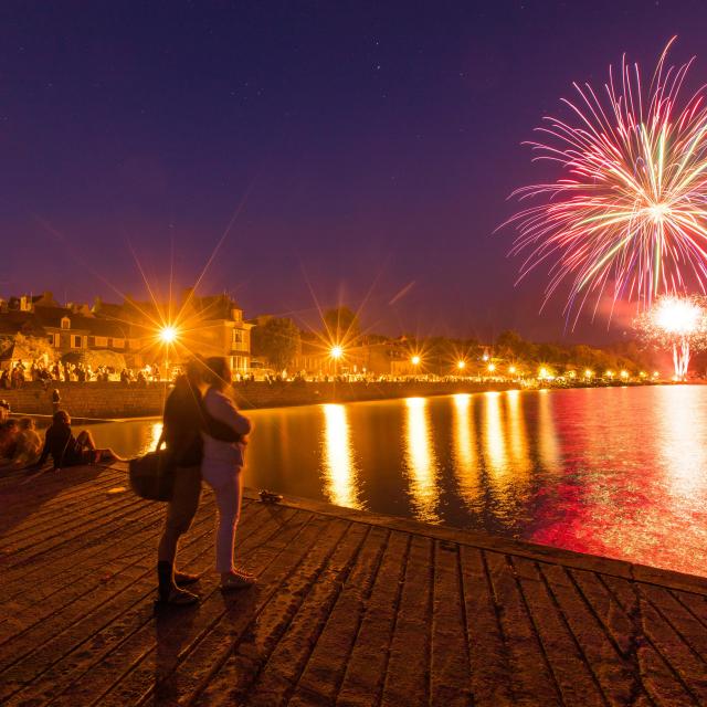 Feu_d_artifice_-_St_Suliac-Simon_Bourcier-13562.jpg