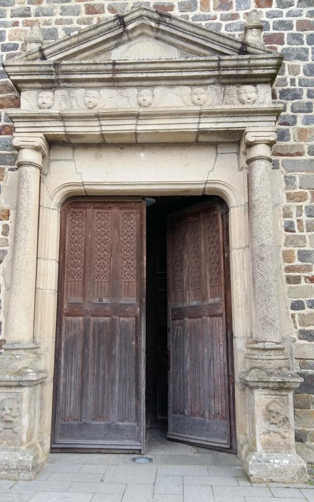 gTexereau - Door of the dead in the church of the Holy Trinity in Tinténiac