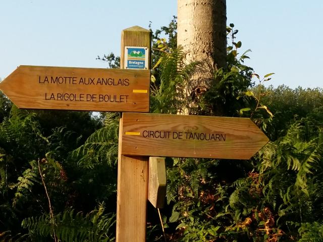 gTexereau - Signs for the Dingé hiking circuit